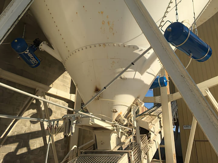 Air cannon lime silo for conveyor extraction