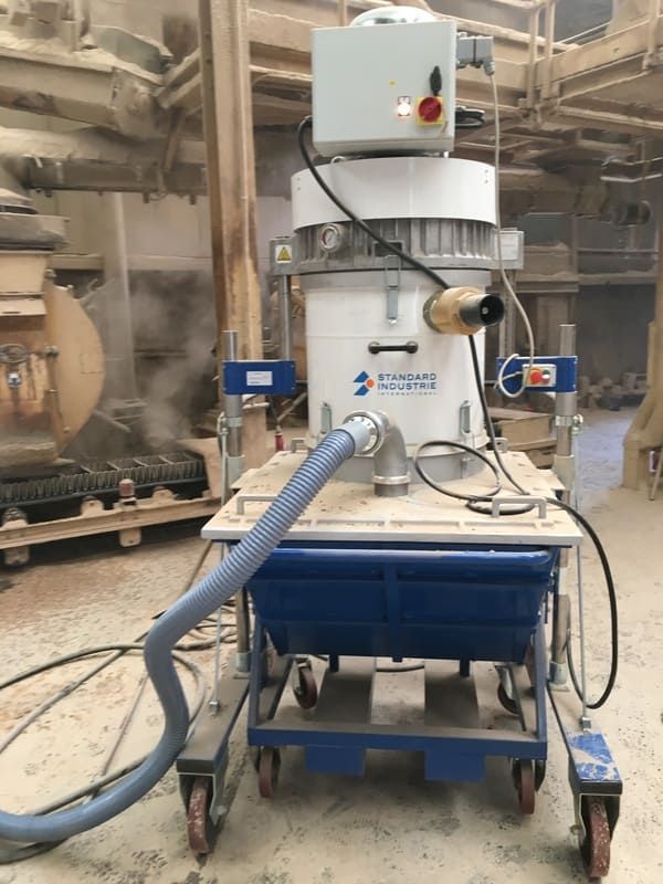 Industrial vacuum cleaner on roll