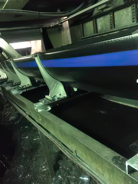 Sealing solution for glassmaking conveyor