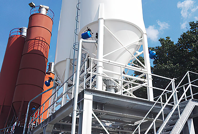 Unclogging silos and hoppers with air cannon