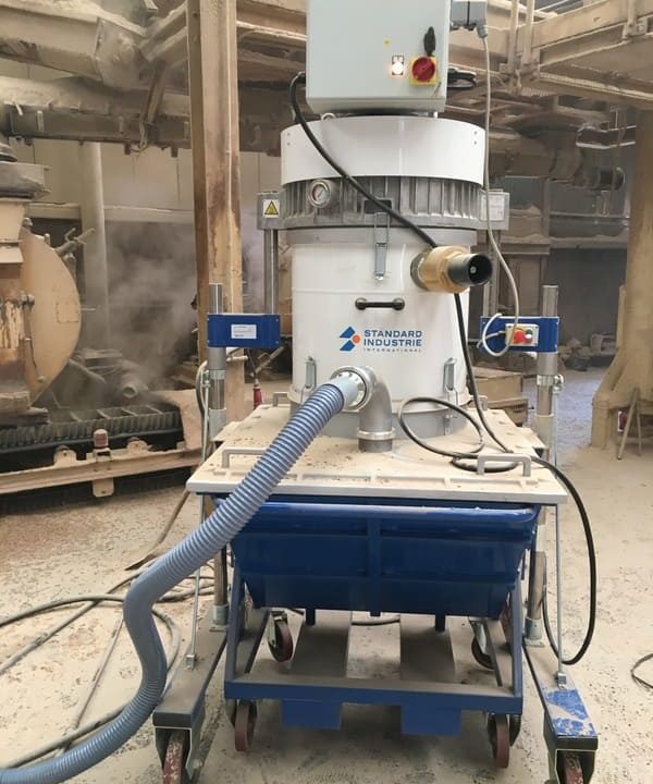 Industrial mobile vacuum cleaner