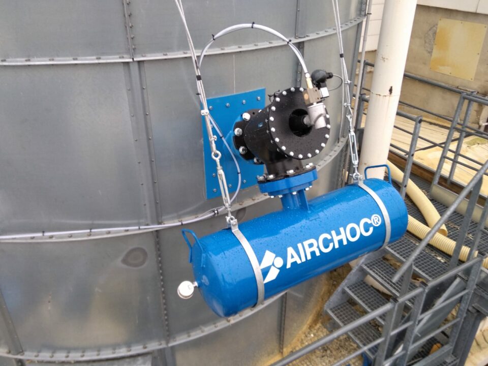 Cleaning silos containing polyurethane dust