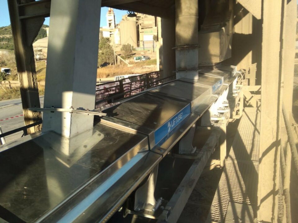 The customer installed the LIFTUBE® on this critical part of the conveyor in order to drastically reduce cement loss