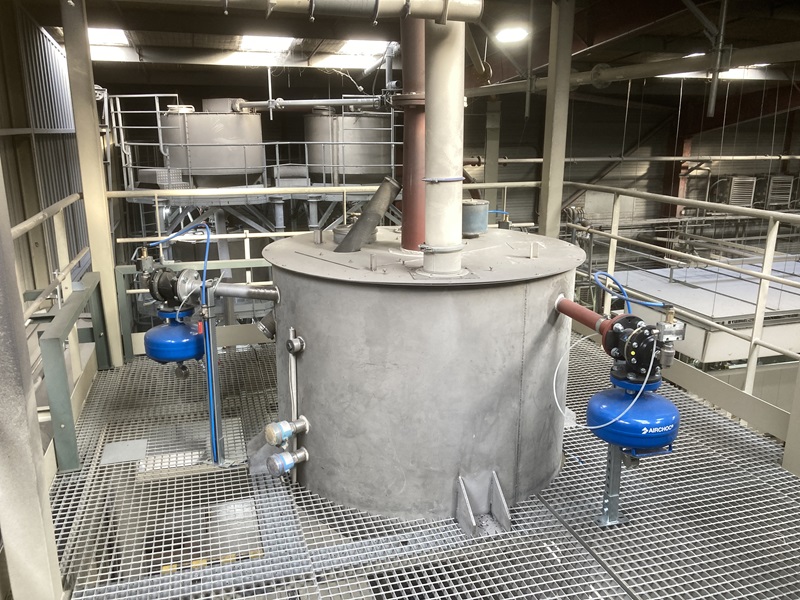 3 AIRCHOC air cannons with 9 liters tanks, blowpipes and control panel were installed on the silo of polymer granules, so it no longer needs to be cleaned and no maintenance is required.